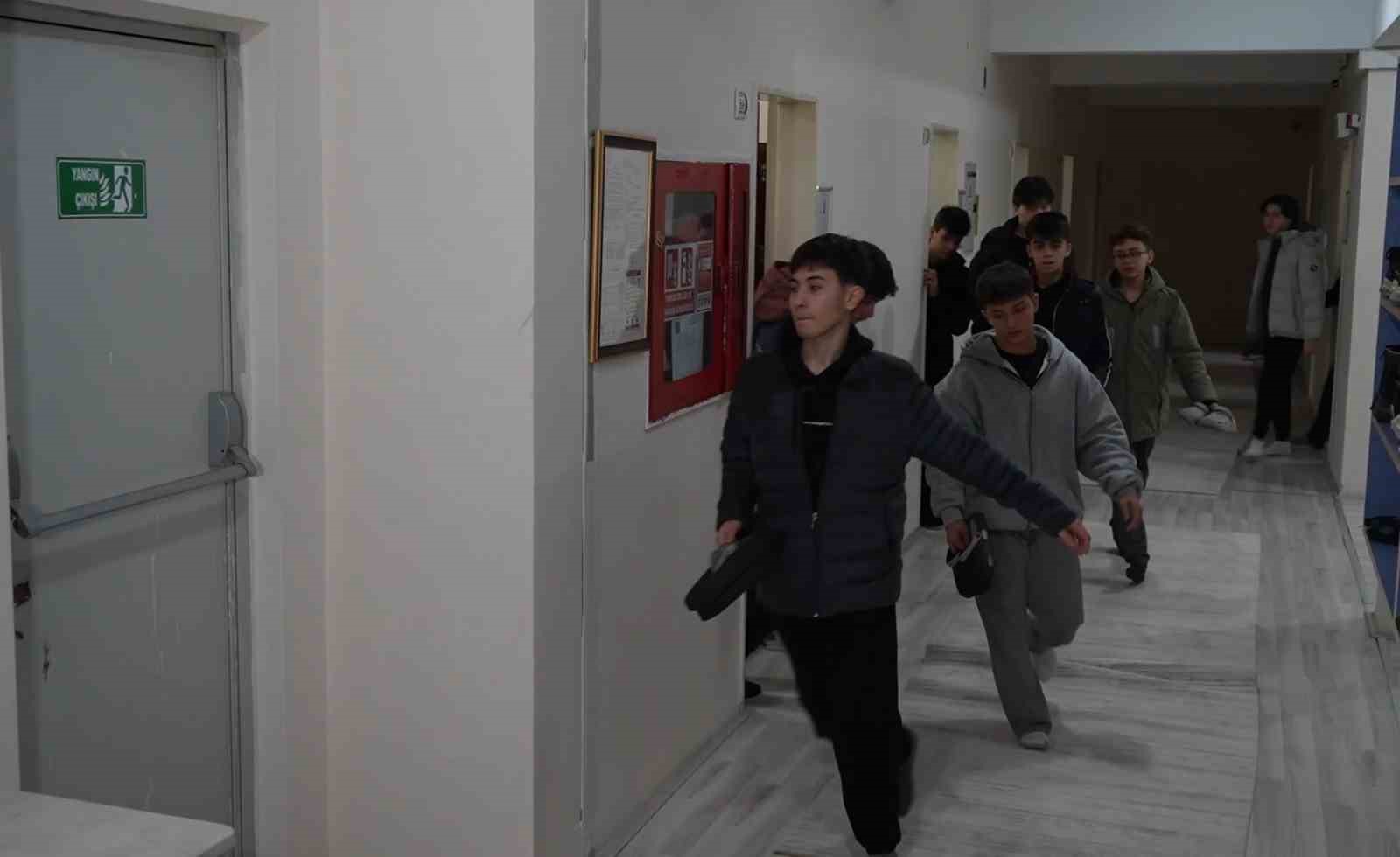 Yangın alarmı çaldı, öğrenciler harekete geçti: Pansiyonlu okullarda eş zamanlı tatbikat