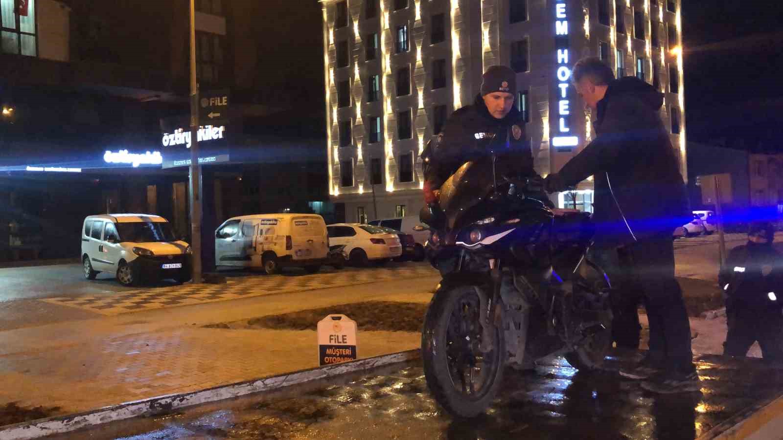 Bekçilerin durdurduğu motosikletteki iki şahsın üzerinden kurusıkı çıktı
