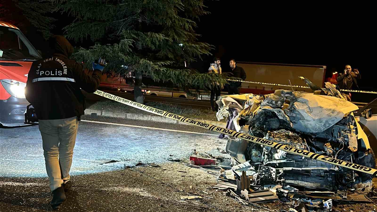 Kazada hurdaya dönen otomobilin sürücüsü hayatını kaybetti