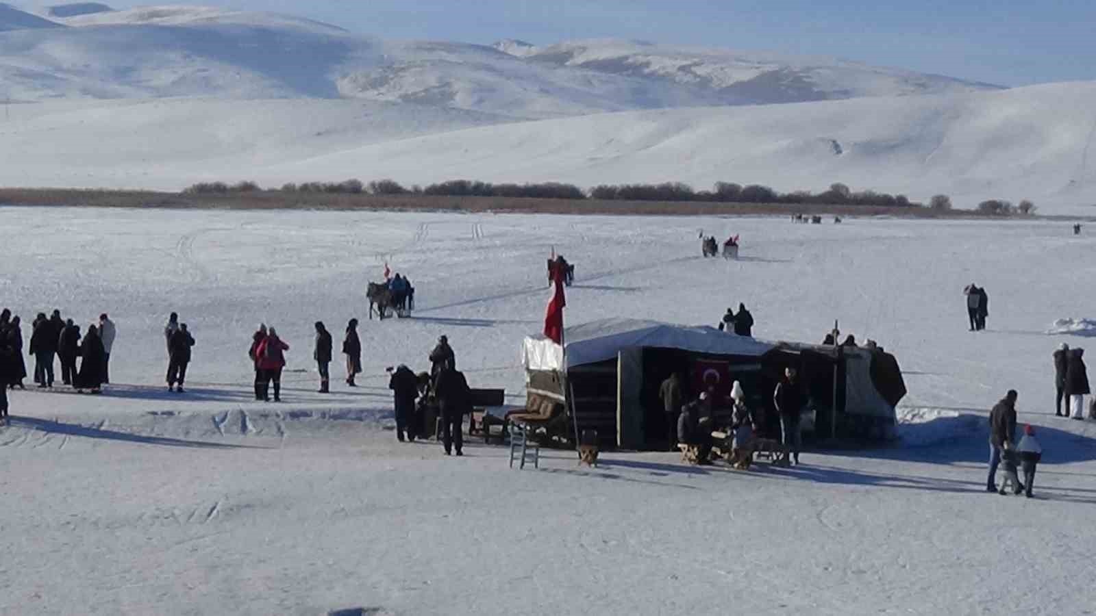 Kars&rsquo;ta atlar buz &uuml;zerinde d&ouml;rtnala
