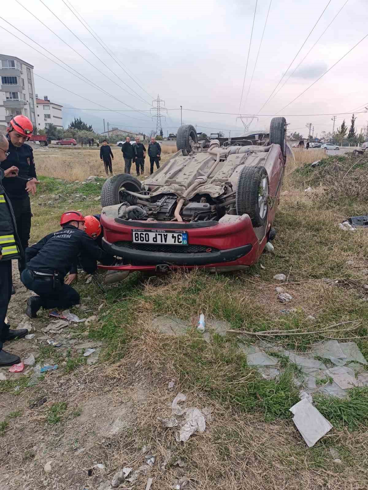 Hatay’da hafif ticari araç otomobille çarpıştı: 1’i ağır 3 yaralı