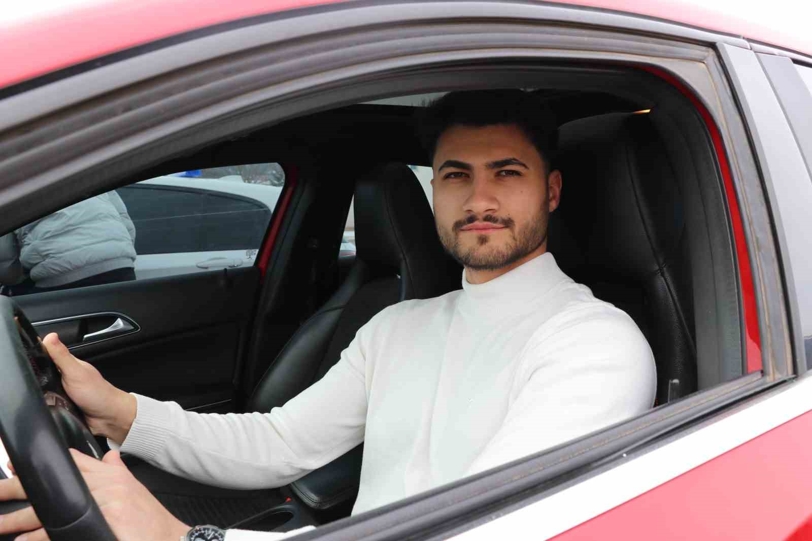 Direksiyon sınavında heyecanlandı, heyecanını sure okuyarak yendi