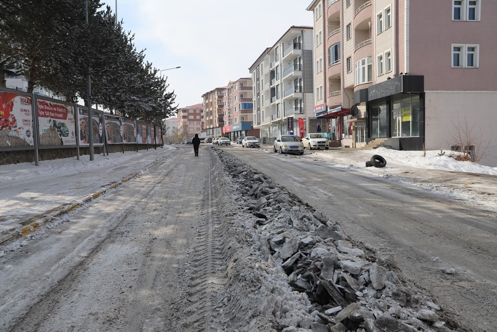 Belediye ekiplerinin kar temizlik mesaisi s&uuml;r&uuml;yor
