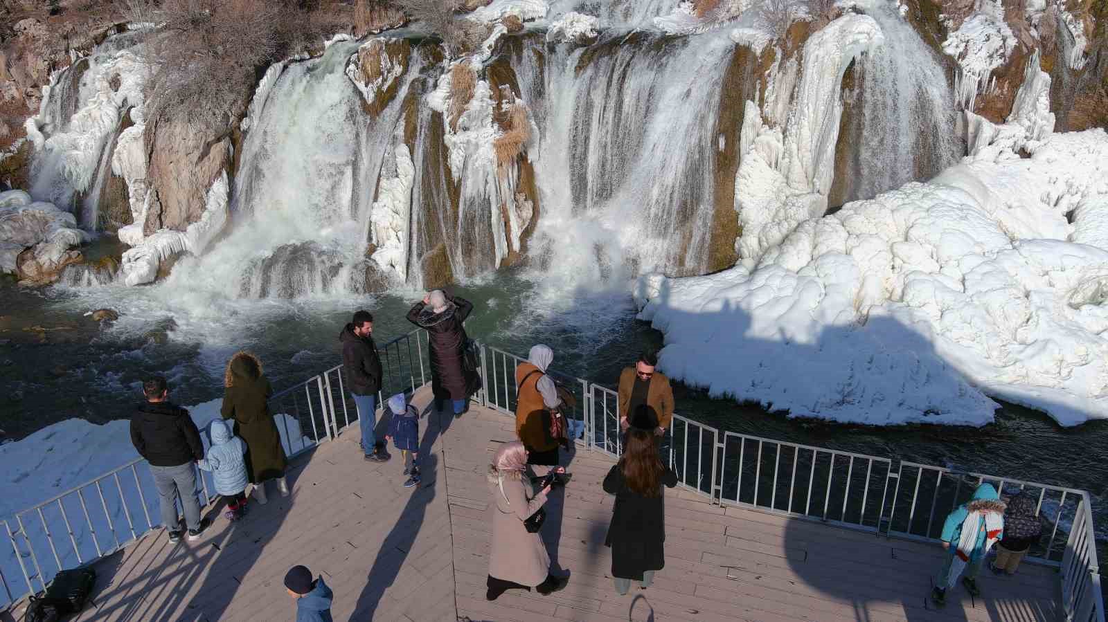 Muradiye Şelalesi muhteşem güzelliğiyle ziyaretçilerini ağırlıyor 