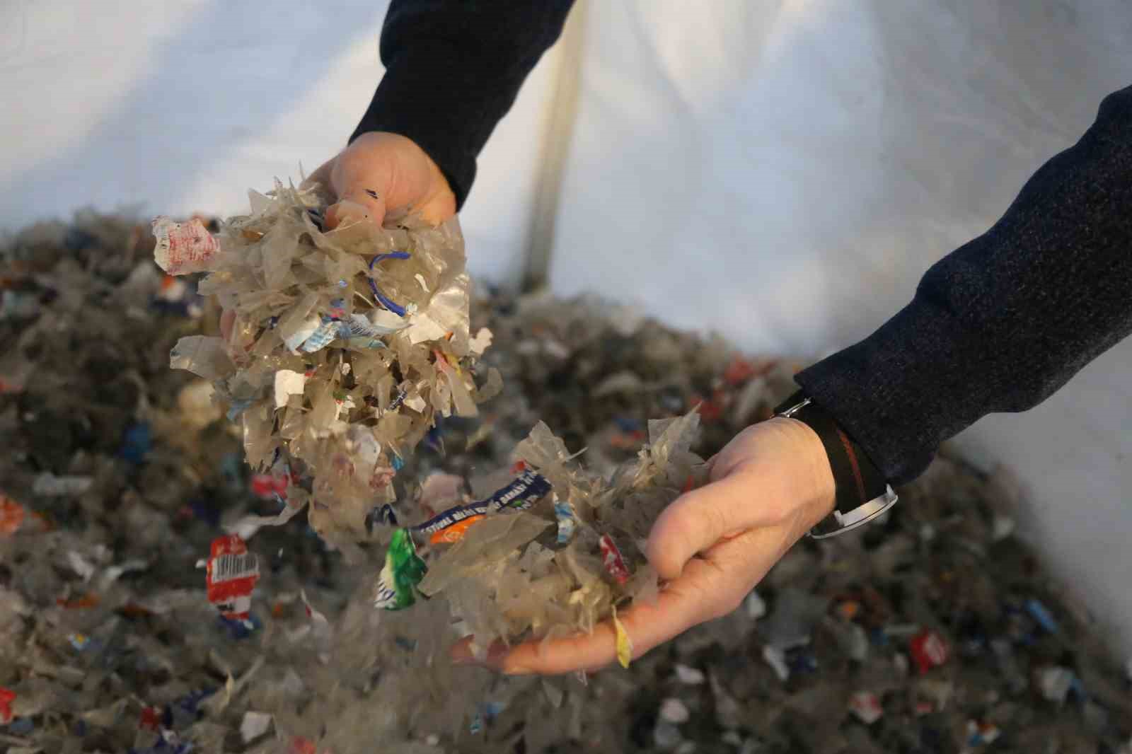 Devlet desteğiyle T&uuml;rk m&uuml;hendisleri geliştirdi: Plastik atıklar ekonomiye kazandırılıyor
