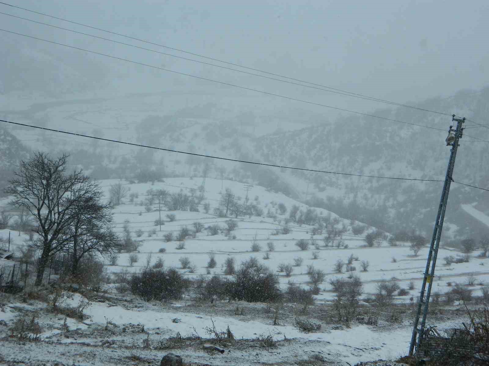 Posof güne karla uyandı