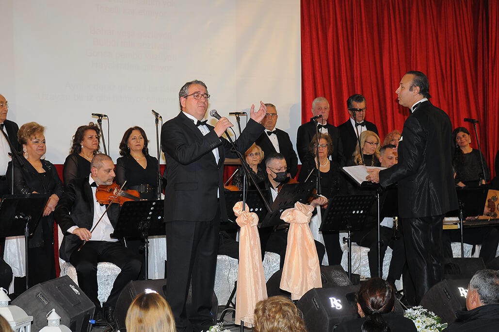 &Ccedil;eşme&rsquo;de T&uuml;rk Sanat M&uuml;ziği Korosu&rsquo;ndan 30. yıl konseri
