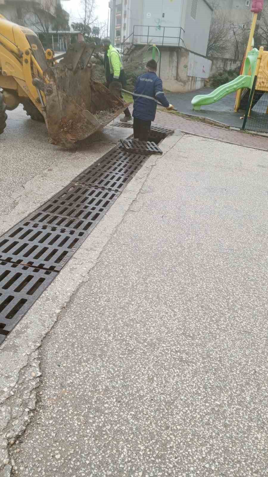 Bilecik Belediye ekiplerinden mazgallarda temizlik
