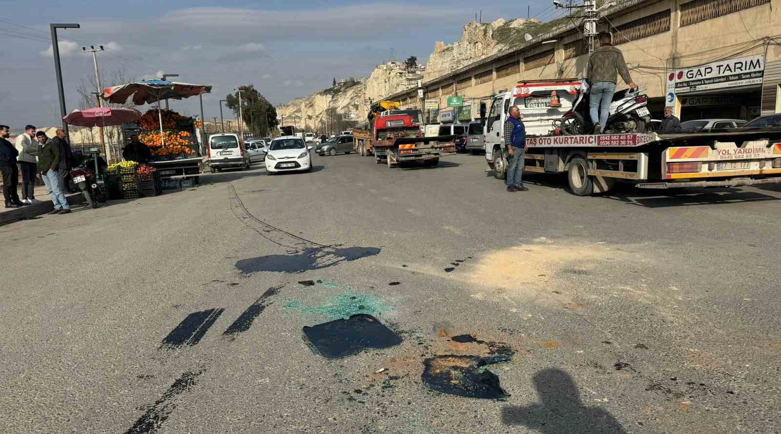 D&uuml;z yolda devrilen aracı g&ouml;r&uuml;nce şaşkınlığını gizleyemedi
