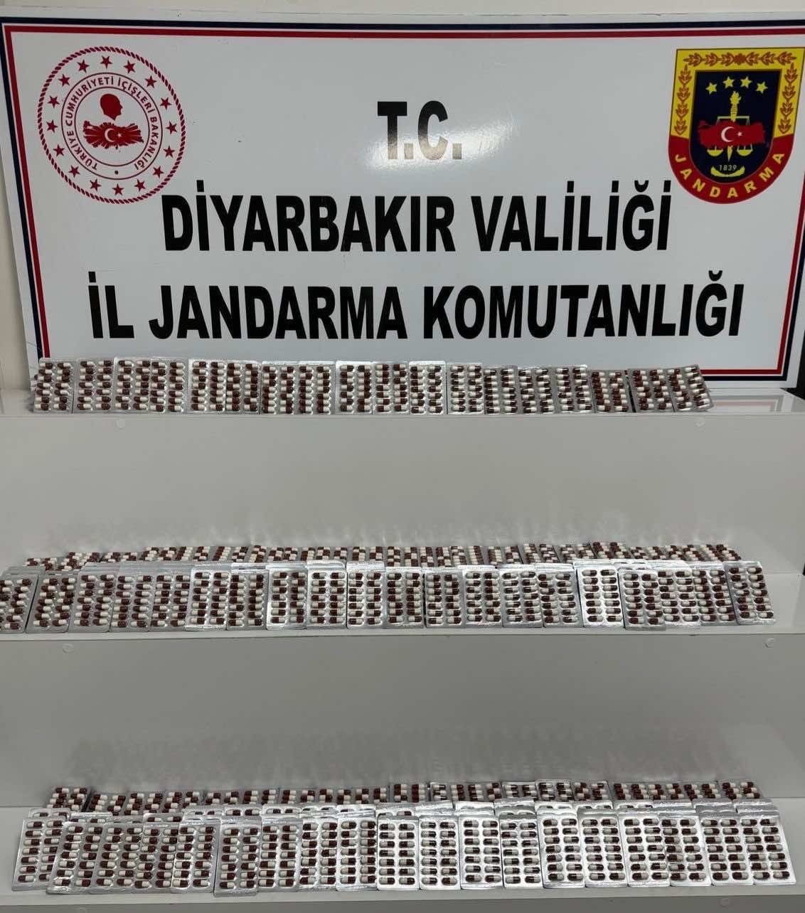 Diyarbakır’da 5 bin 570 adet kapsül uyuşturucu ile yakalanan 3 şüpheli tutuklandı