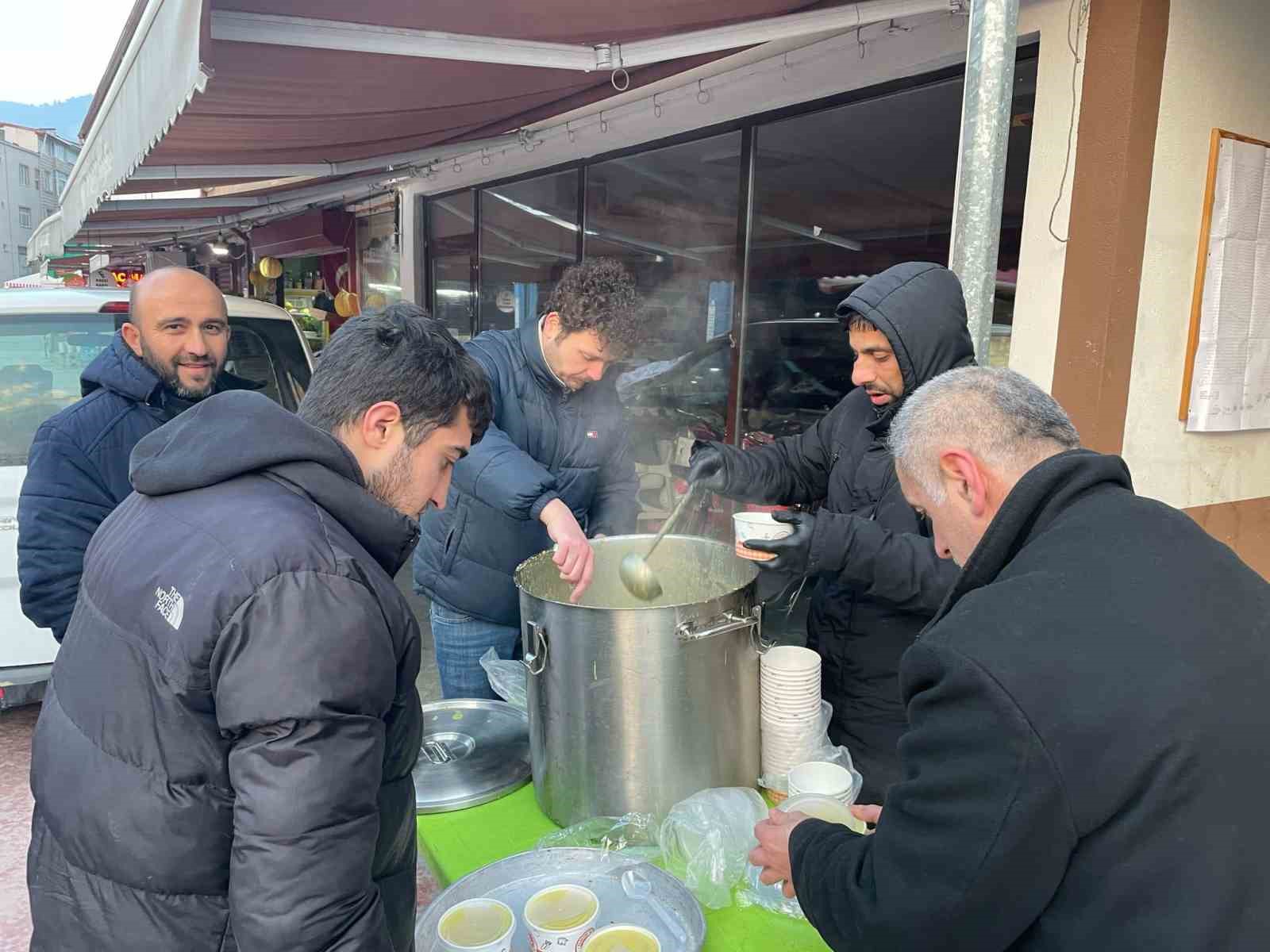 Sabah işe, okula giden vatandaşlara sıcak &ccedil;orba
