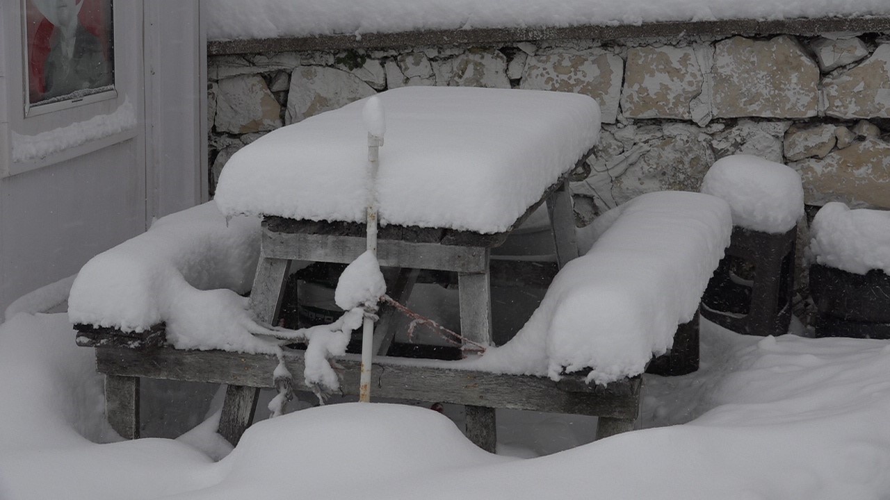 Kırklareli&rsquo;nin y&uuml;ksek kesimlerinde kar yağışı etkisini s&uuml;rd&uuml;r&uuml;yor
