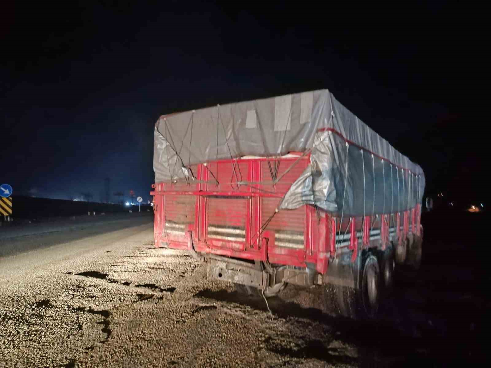 Otomobil, kamyona arkadan &ccedil;arptı s&uuml;r&uuml;c&uuml; ağır yaralandı
