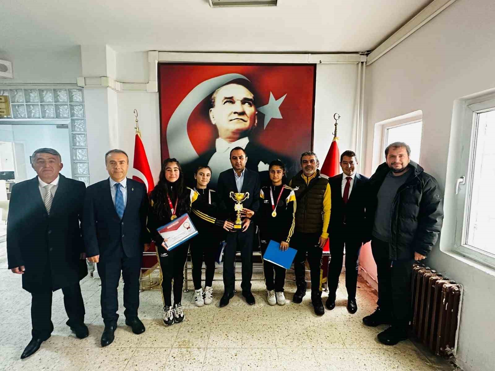 Dart takımı şampiyonlarından Kaymakam Partal’a ziyaret