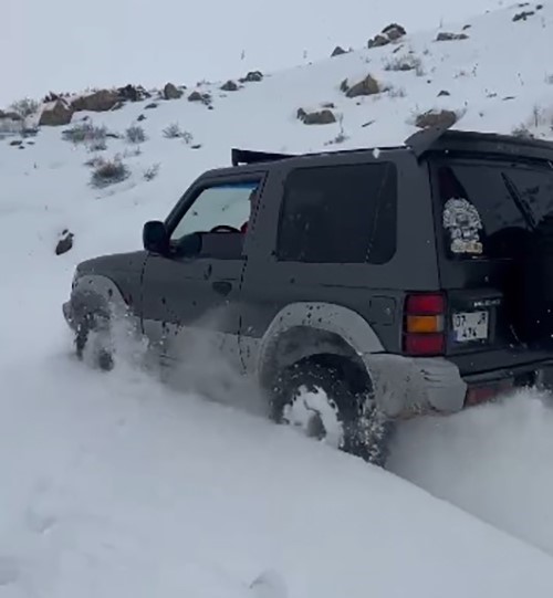 Offroad tutkunlarının karla kaplı yollarda offroad heyecanı
