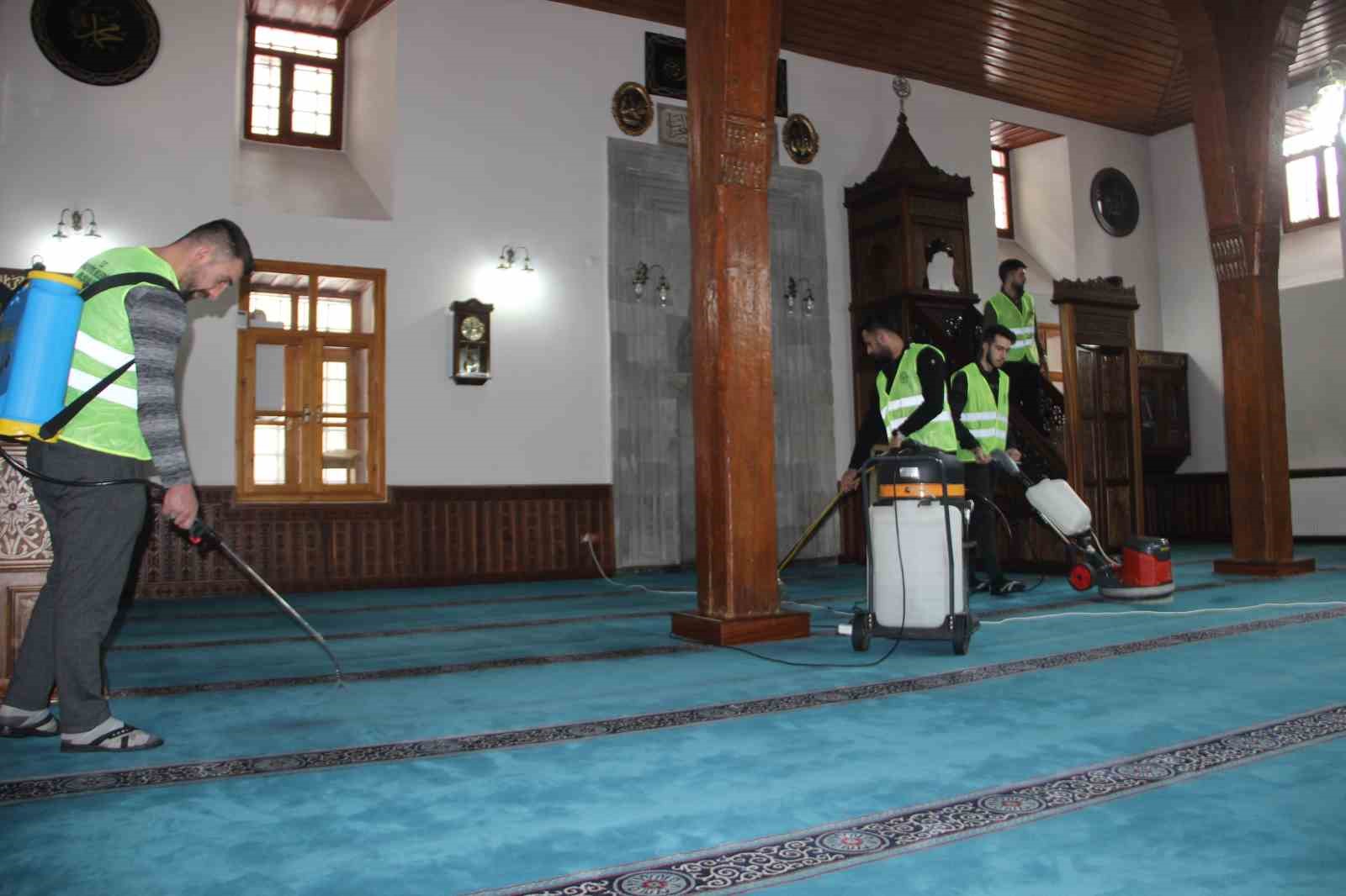 Erzurum&rsquo;da camilerde Ramazan hazırlığı
