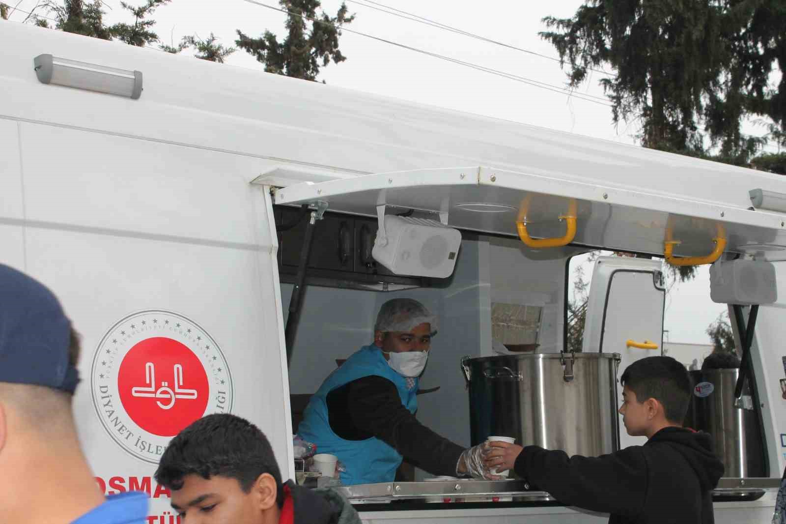 Soğuk kış günlerinde öğrencilerin içini çorbayla ısıttılar