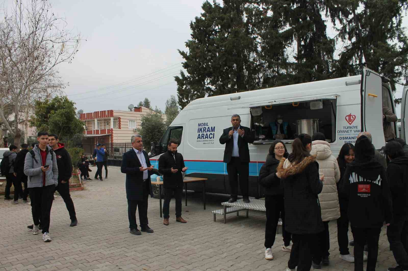 Soğuk kış g&uuml;nlerinde &ouml;ğrencilerin i&ccedil;ini &ccedil;orbayla ısıttılar
