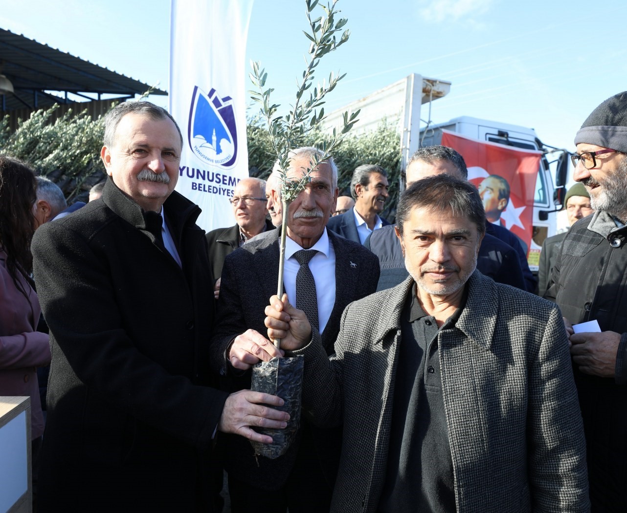 Yunusemre’den üreticilere 21 bin fidan desteği