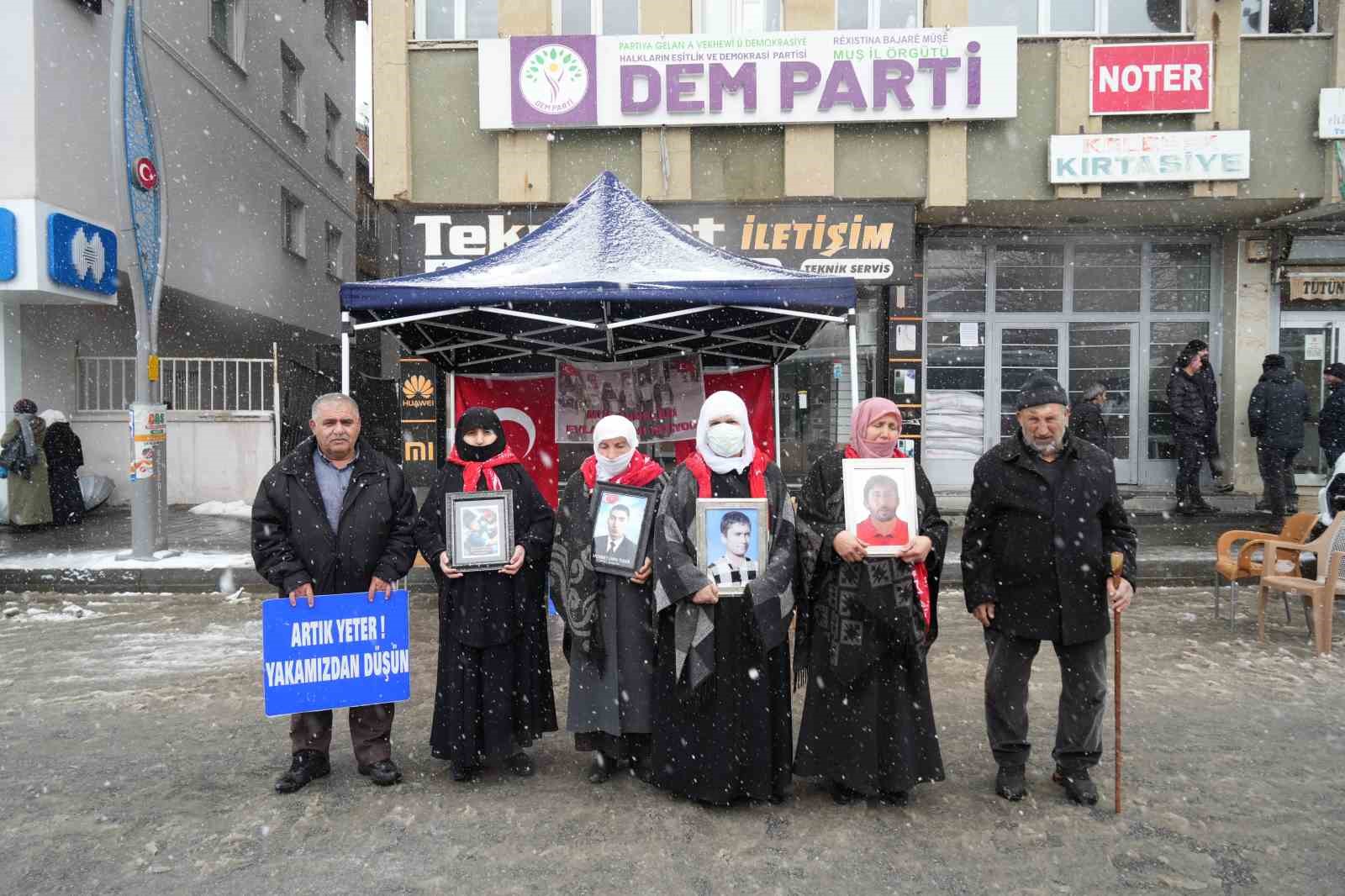 Muş&rsquo;ta aileler kar altında evlat n&ouml;betini s&uuml;rd&uuml;r&uuml;yor
