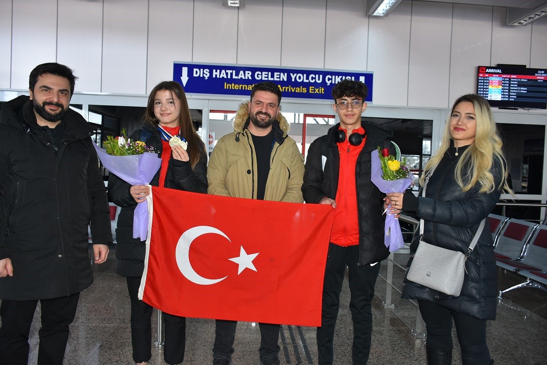 Avrupa üçüncüsü Rana Gözübüyük çiçeklerle karşılandı
