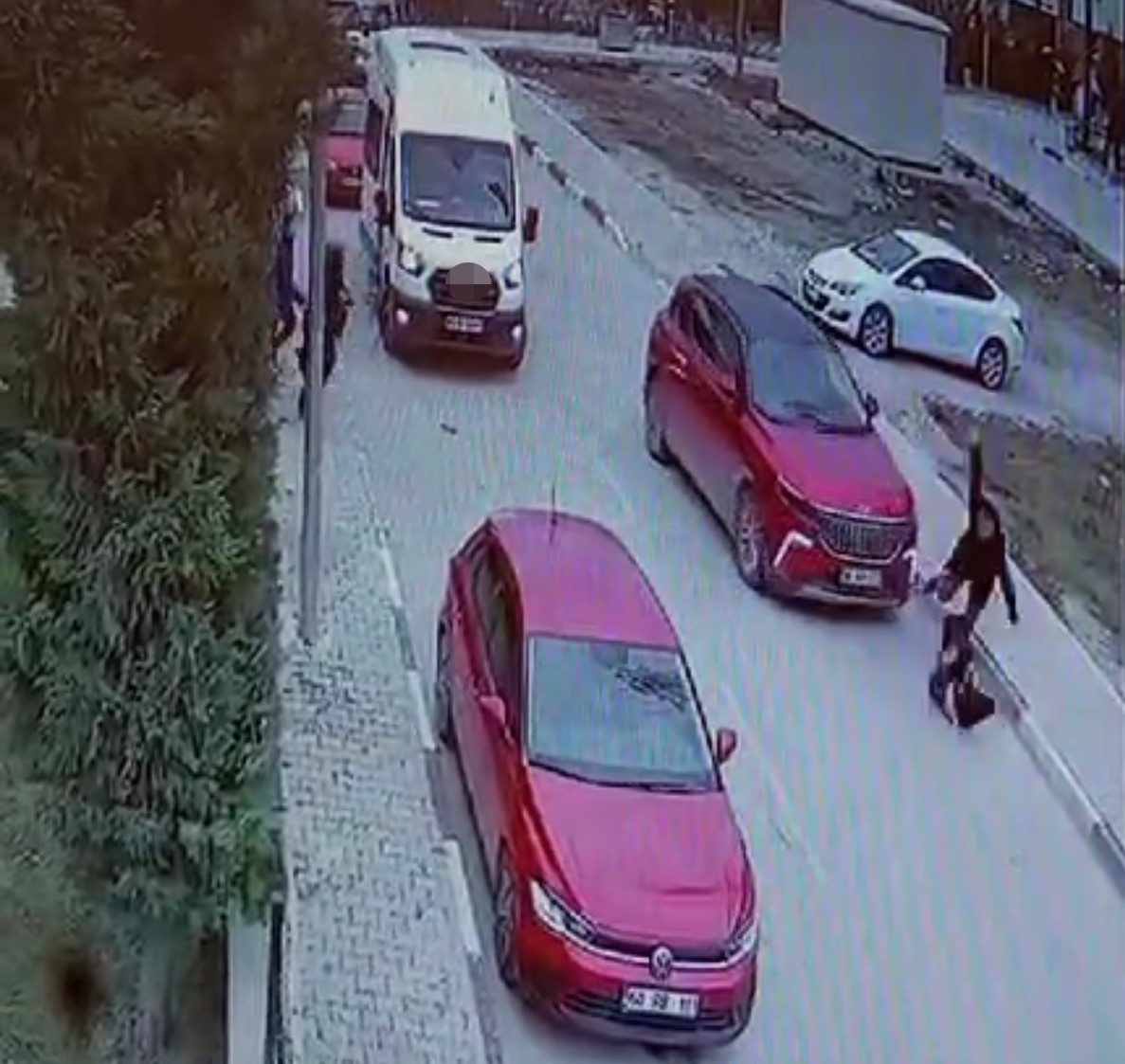 Karşıya geçen çocuğa otomobil çarptı, o anlar güvenlik kamerasına yansıdı