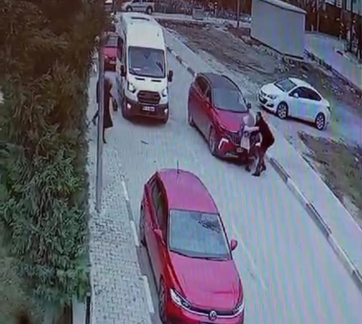 Karşıya ge&ccedil;en &ccedil;ocuğa otomobil &ccedil;arptı, o anlar g&uuml;venlik kamerasına yansıdı
