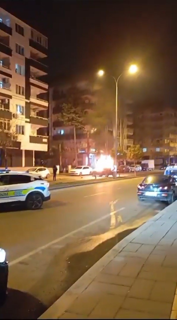 Gaziantep’te kaza sonrası alev alan otomobil kullanılamaz hale geldi