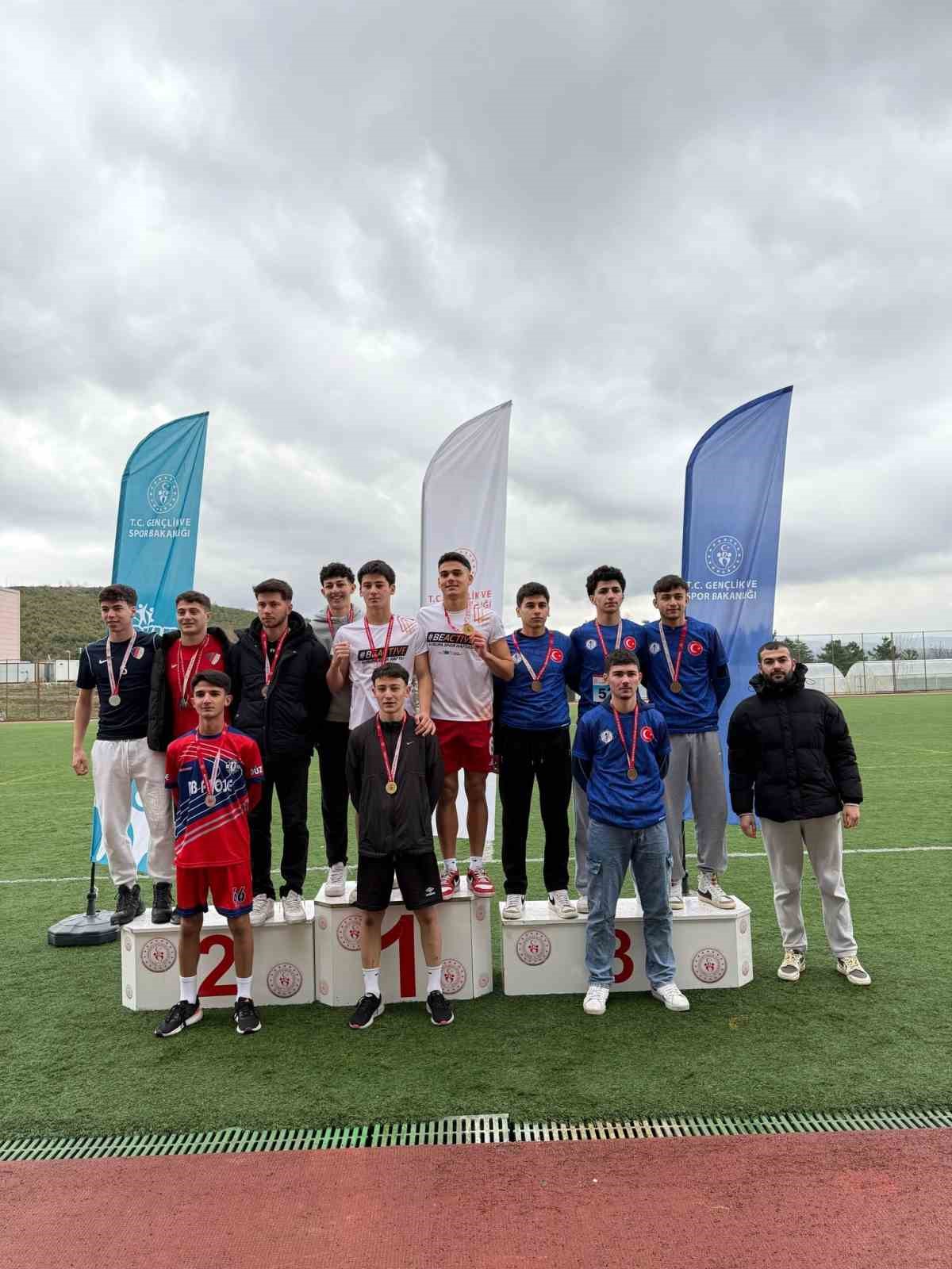 150 sporcu atletizmde dereceye girmek için yarıştı