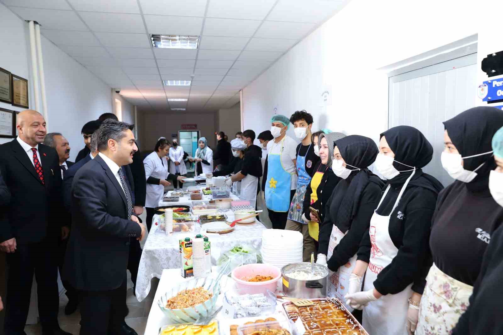 Sivas’ta lise öğrencileri hayır panayırı açtı