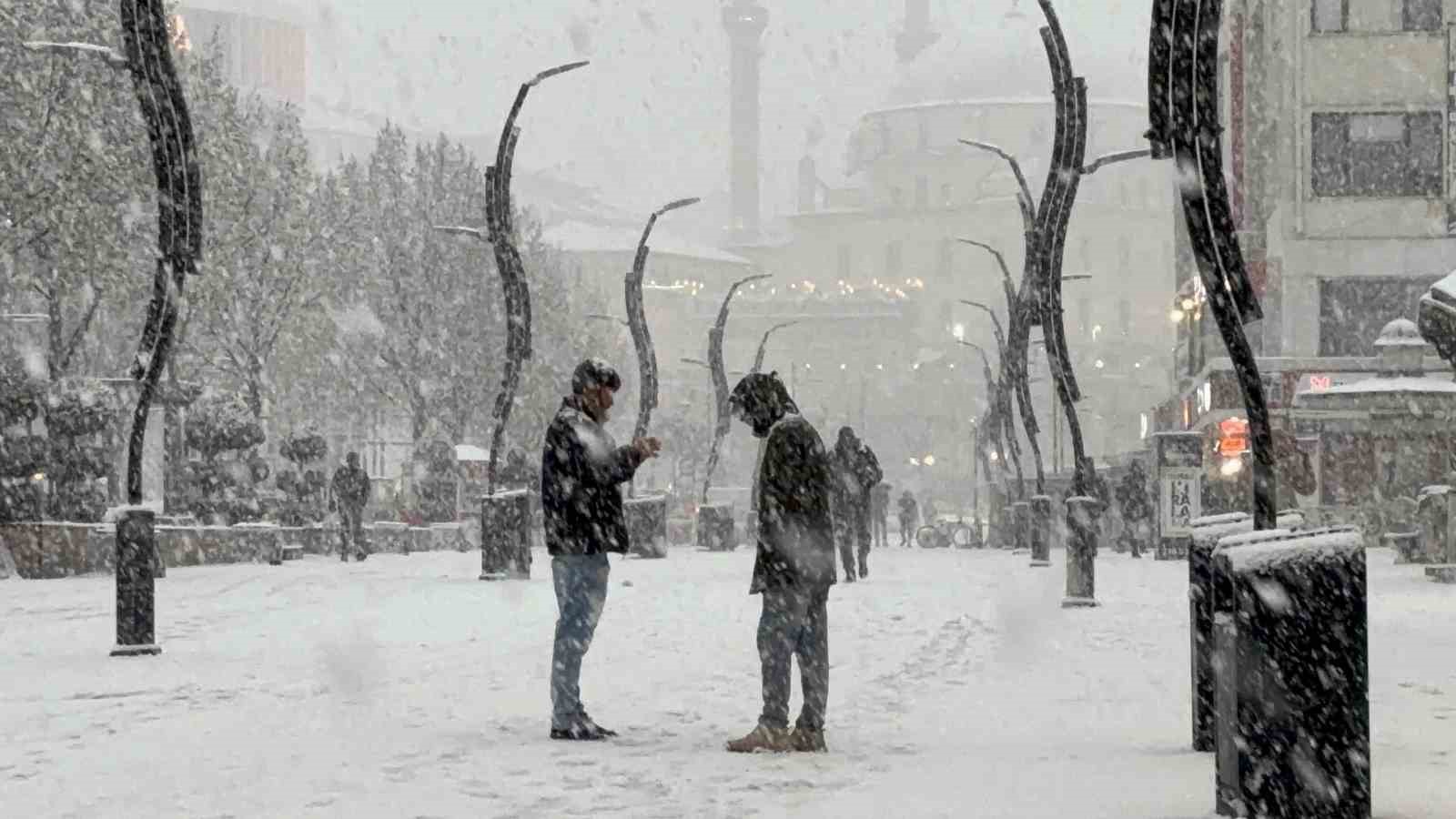 Bolu’da lapa lapa kar yağışı etkili oluyor