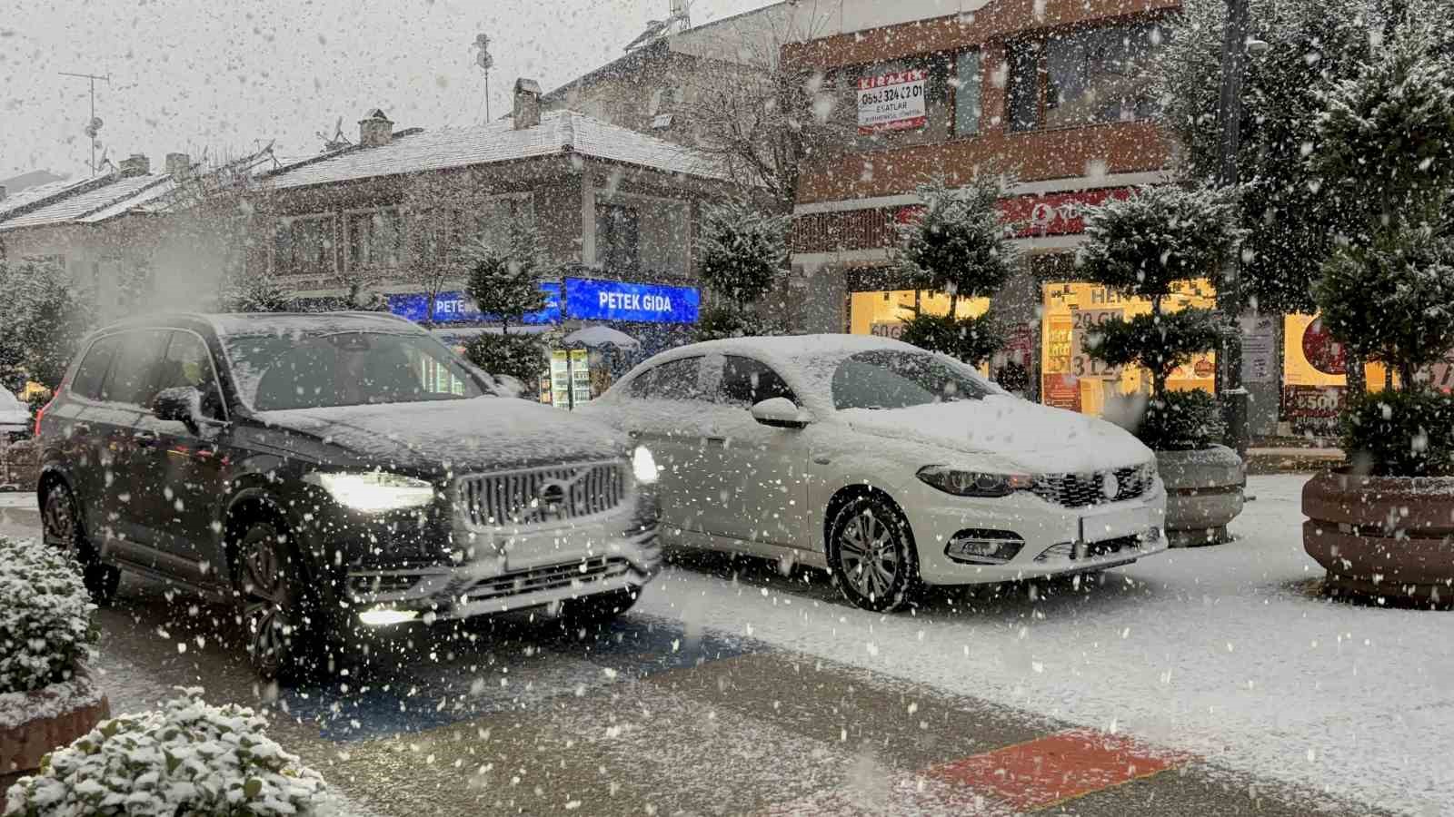 Bolu’da lapa lapa kar yağışı etkili oluyor
