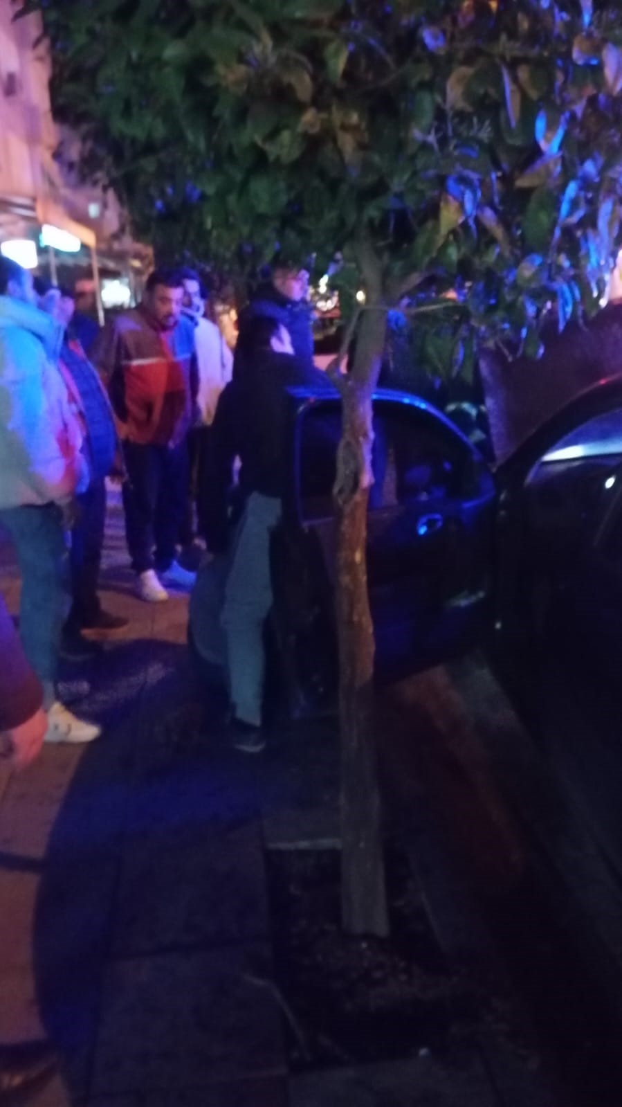 Park halindeki araç alev aldı