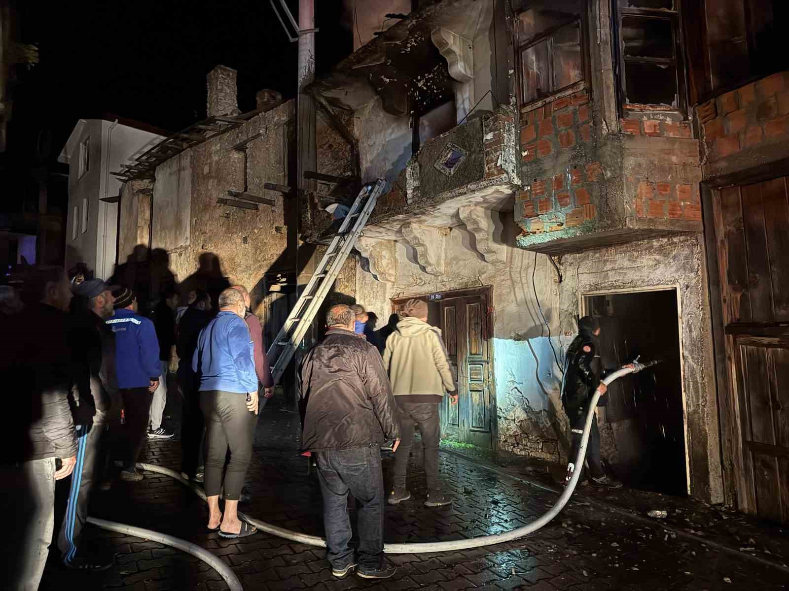 Fethiye’de iki katlı ev alevlere teslim oldu