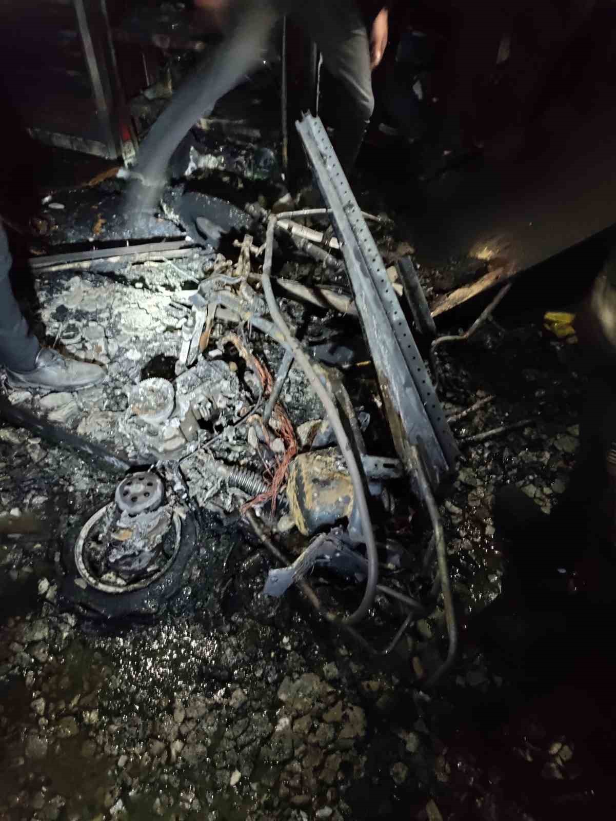 Alevlere teslim olan tamircideki 30 motosiklet yandı