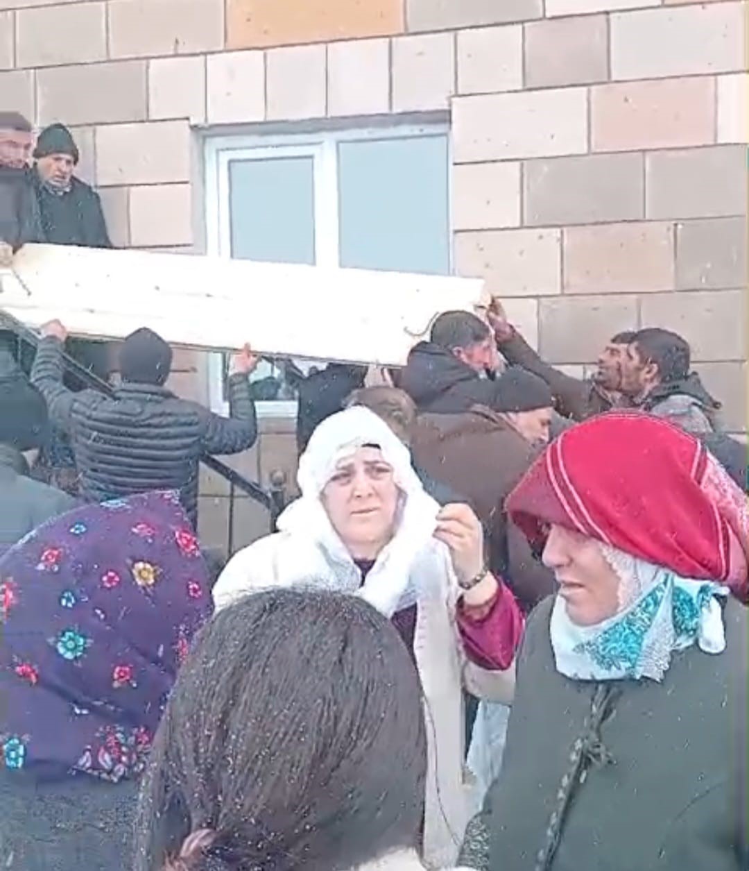 Eşi tarafından öldürülen kadın toprağa verildi