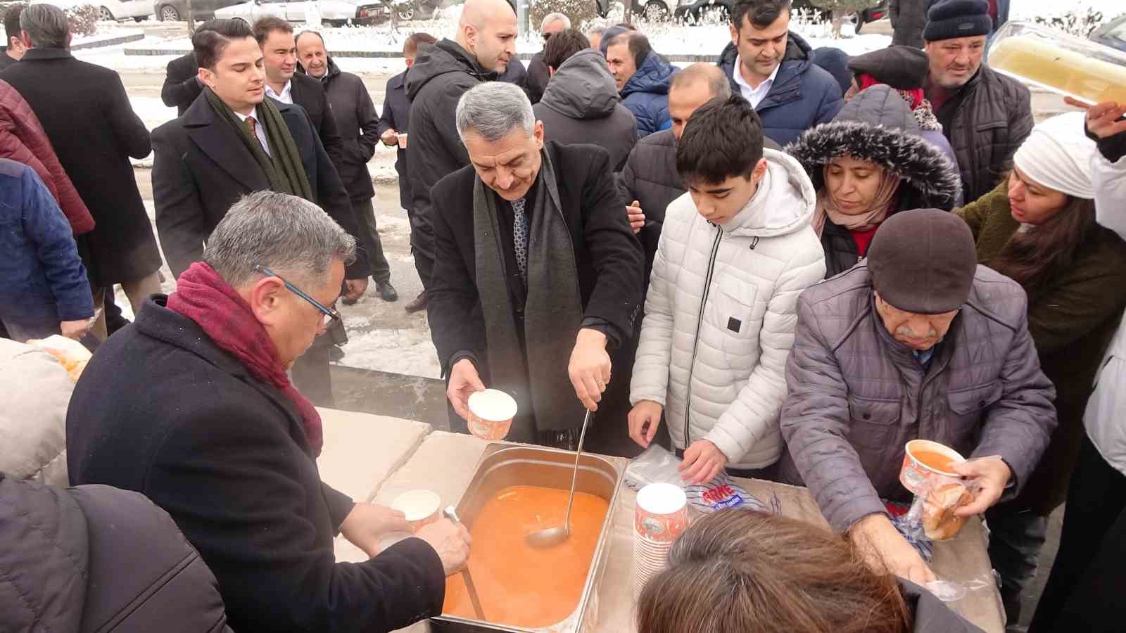 Yozgat&rsquo;ta Arabaşı &ccedil;orbası dağıtıldı, karlı havada i&ccedil;enlerin i&ccedil;i ısındı
