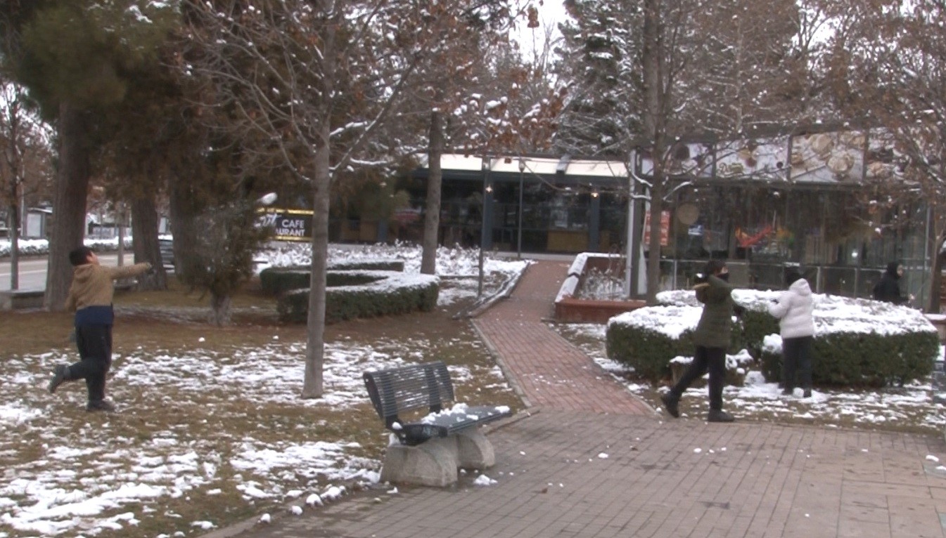 &Ccedil;orum&rsquo;da okulların tatil edilmesini fırsat bulan &ccedil;ocuklar soluğu parklarda aldı
