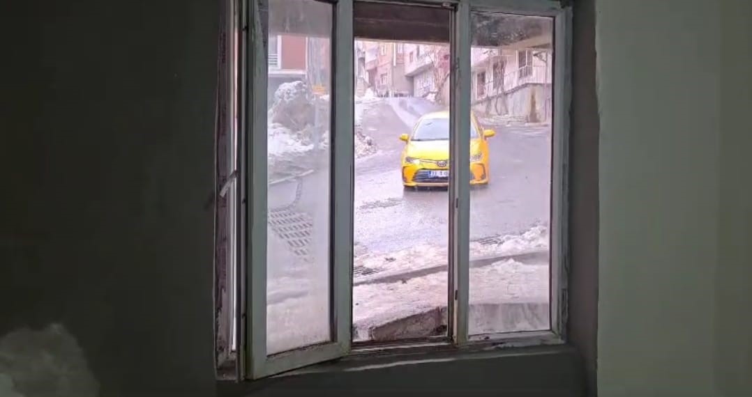 Hakkari’de park halindeki araç yokuş aşağı kayarak evin duvarını yıktı