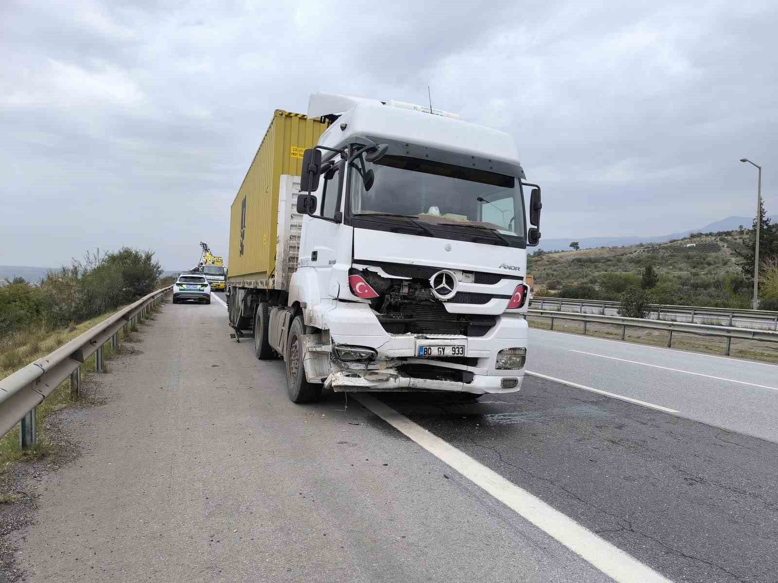 Tırla otomobil çarpıştı: 2 ölü 1 yaralı