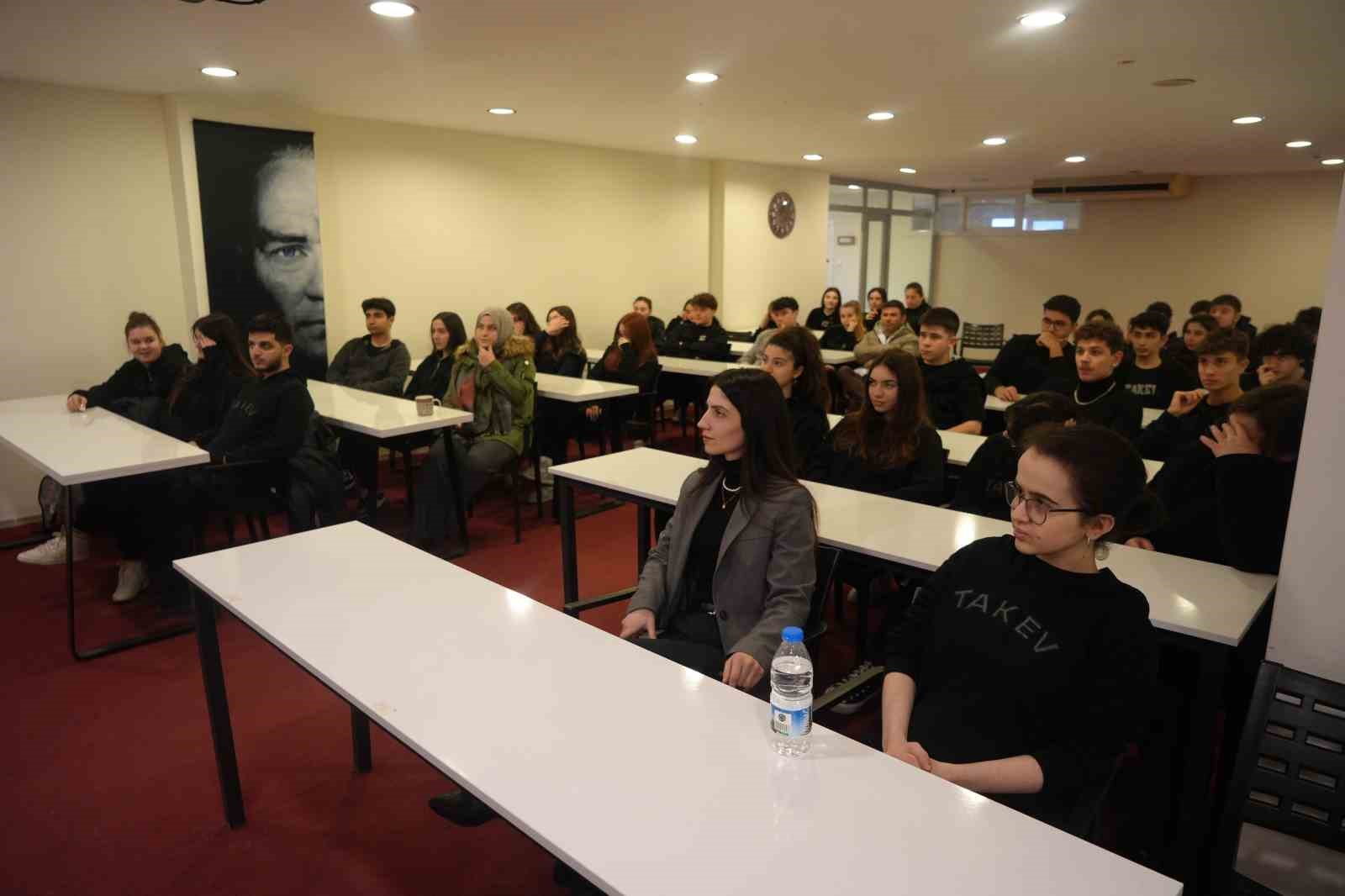 Estetik uzmanından üniversite sınavına hazırlanan öğrencilere konferans: "Zorlanmadan hiçbir şey kazanılmıyor"