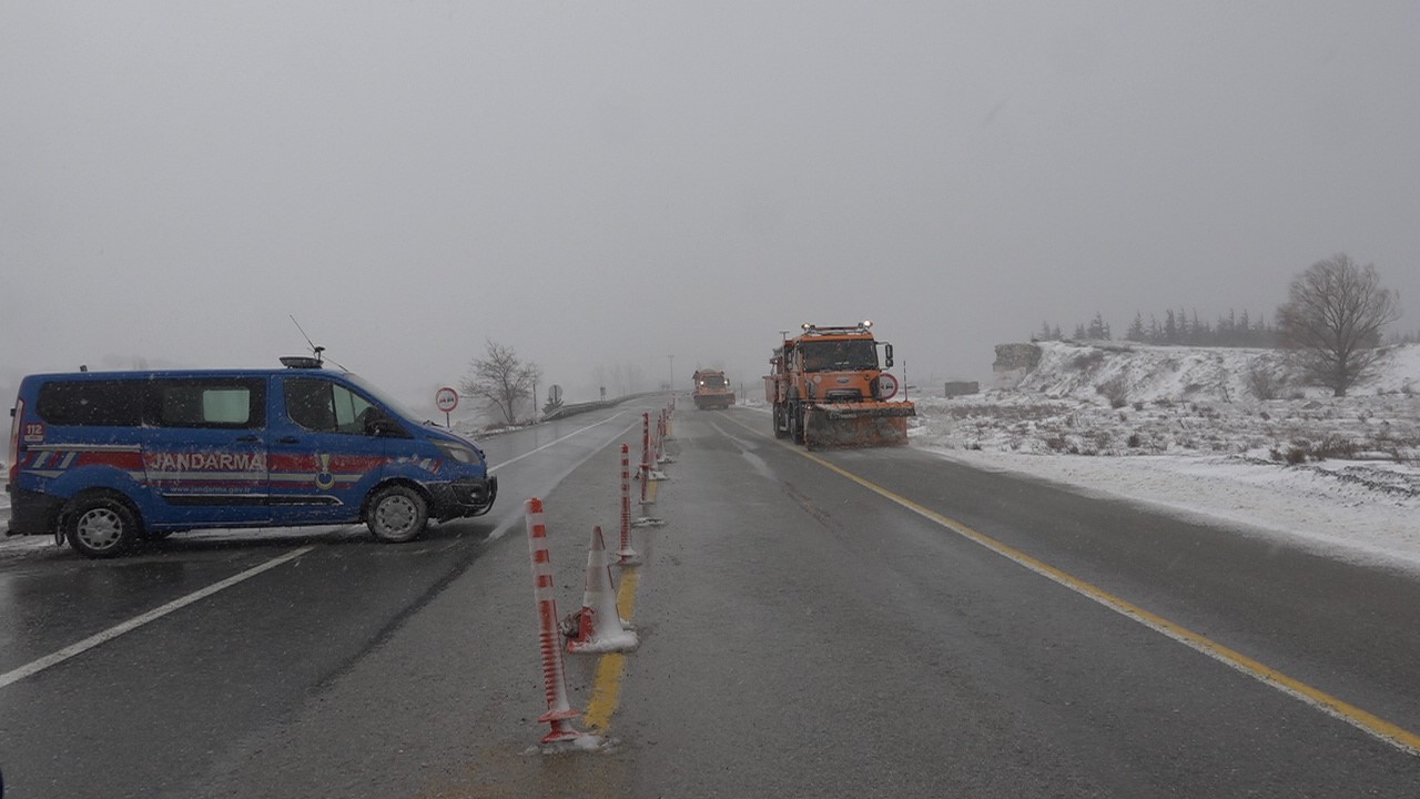 Kırklareli&rsquo;nin y&uuml;ksek kesimlerinde kar etkisini artırdı: Yer yer kar kalınlığı 25 santimetreye ulaştı
