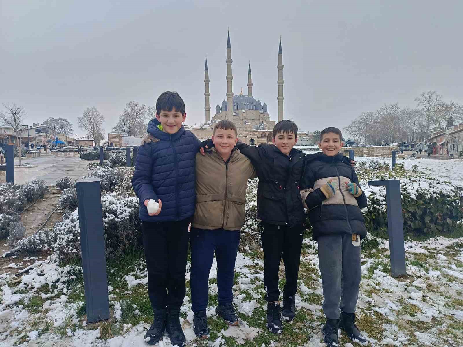 Edirne beyaza b&uuml;r&uuml;nd&uuml;, &ccedil;ocuklar karın tadını &ccedil;ıkardı
