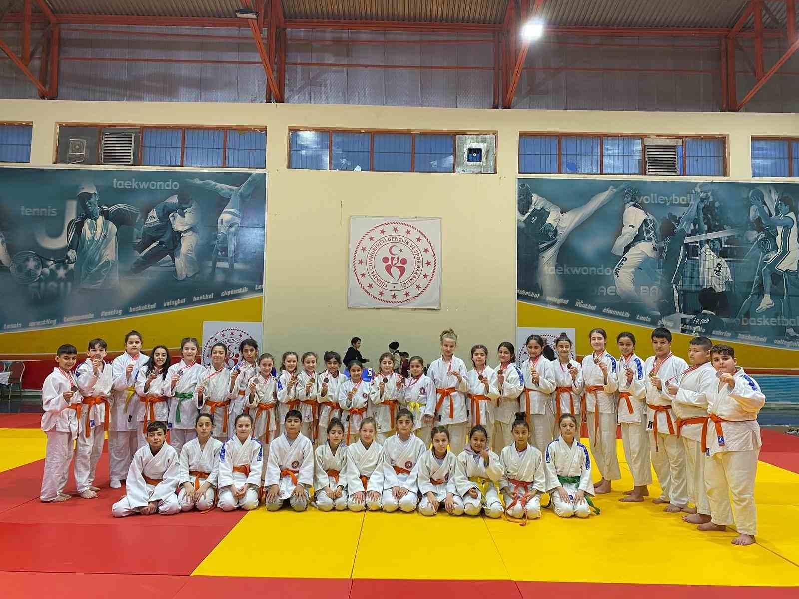 Salihlili judoculardan 6 altın, 5 gümüş, 10 bronz madalya