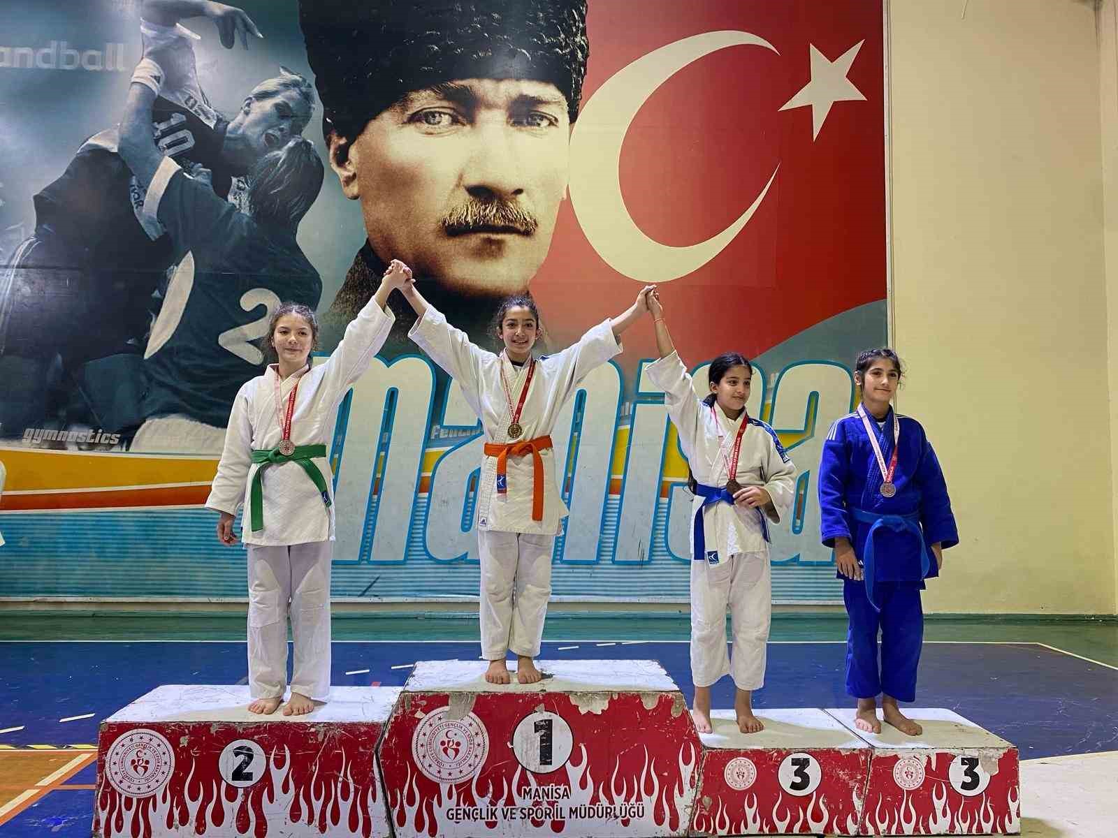 Salihlili judoculardan 6 altın, 5 g&uuml;m&uuml;ş, 10 bronz madalya
