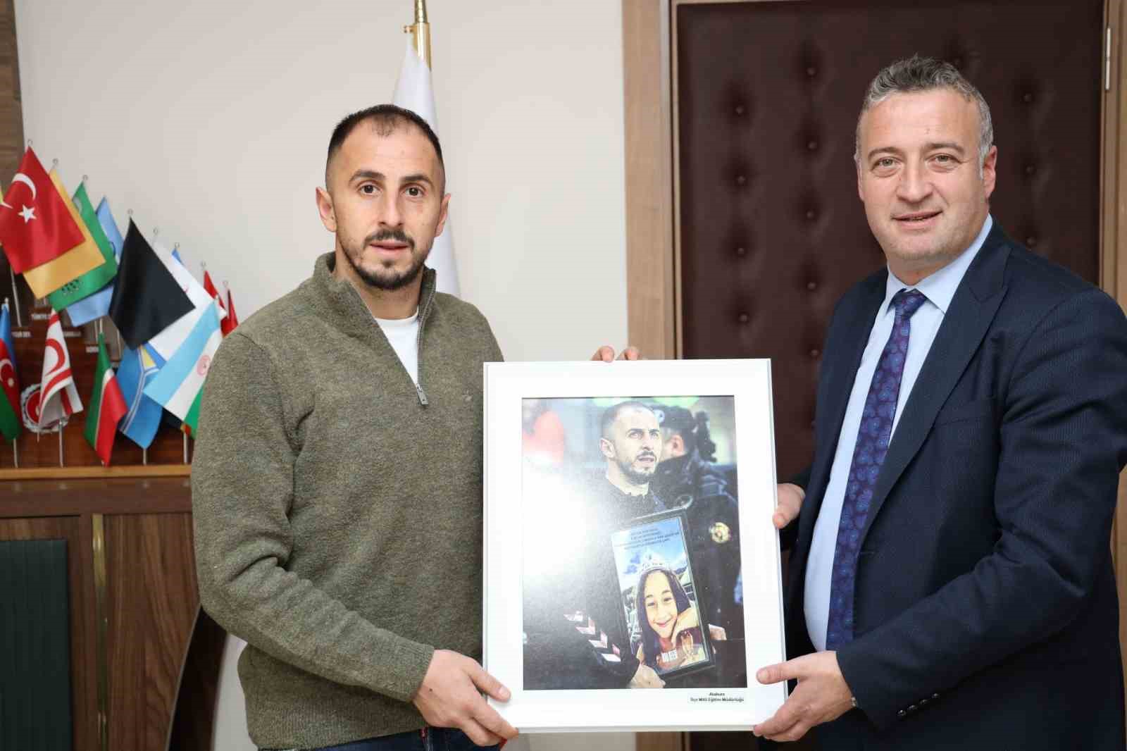 Samsunspor kaptanı Zeki Yavru’ya anlamlı hediye
