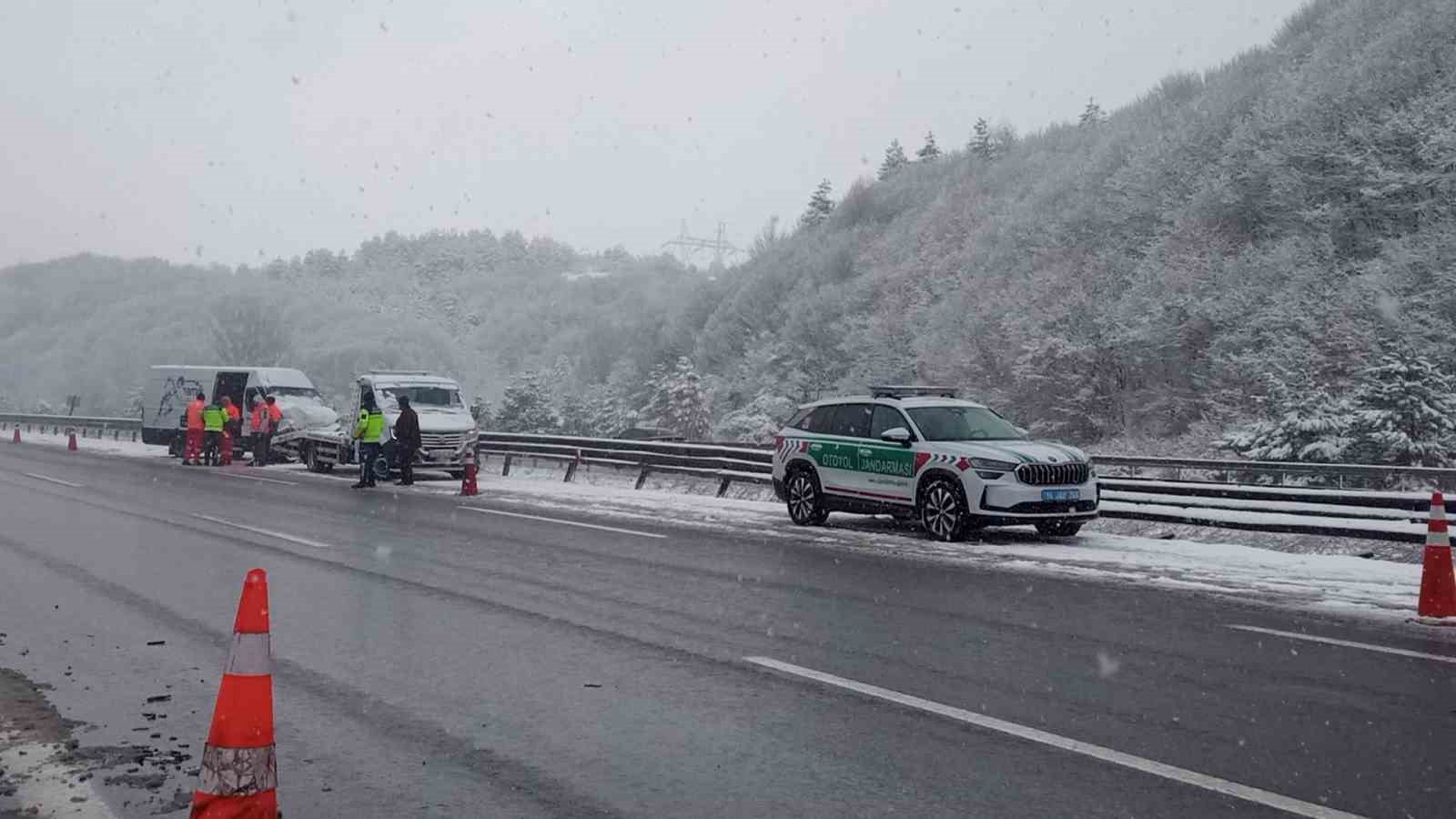 TEM&rsquo;de aynı noktada 6 aracın karıştığı 3 farklı kaza: 1 yaralı
