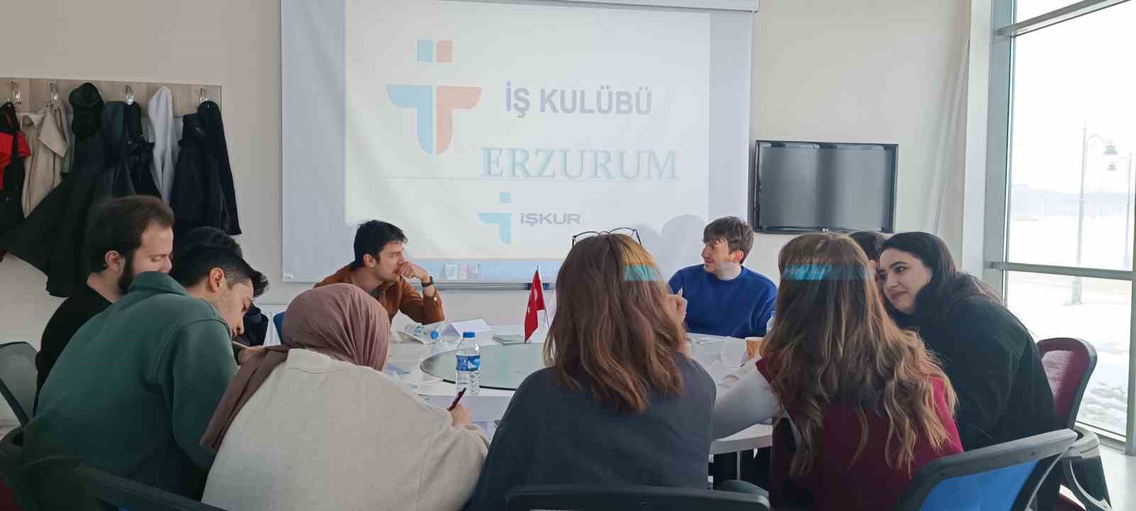 &Uuml;niversite &ouml;ğrencileri iş hayatına hazırlanıyor
