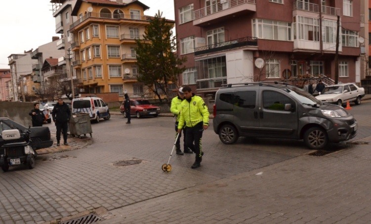 Motosiklet ile hafif ticari ara&ccedil; &ccedil;arpıştı: 1 yaralı
