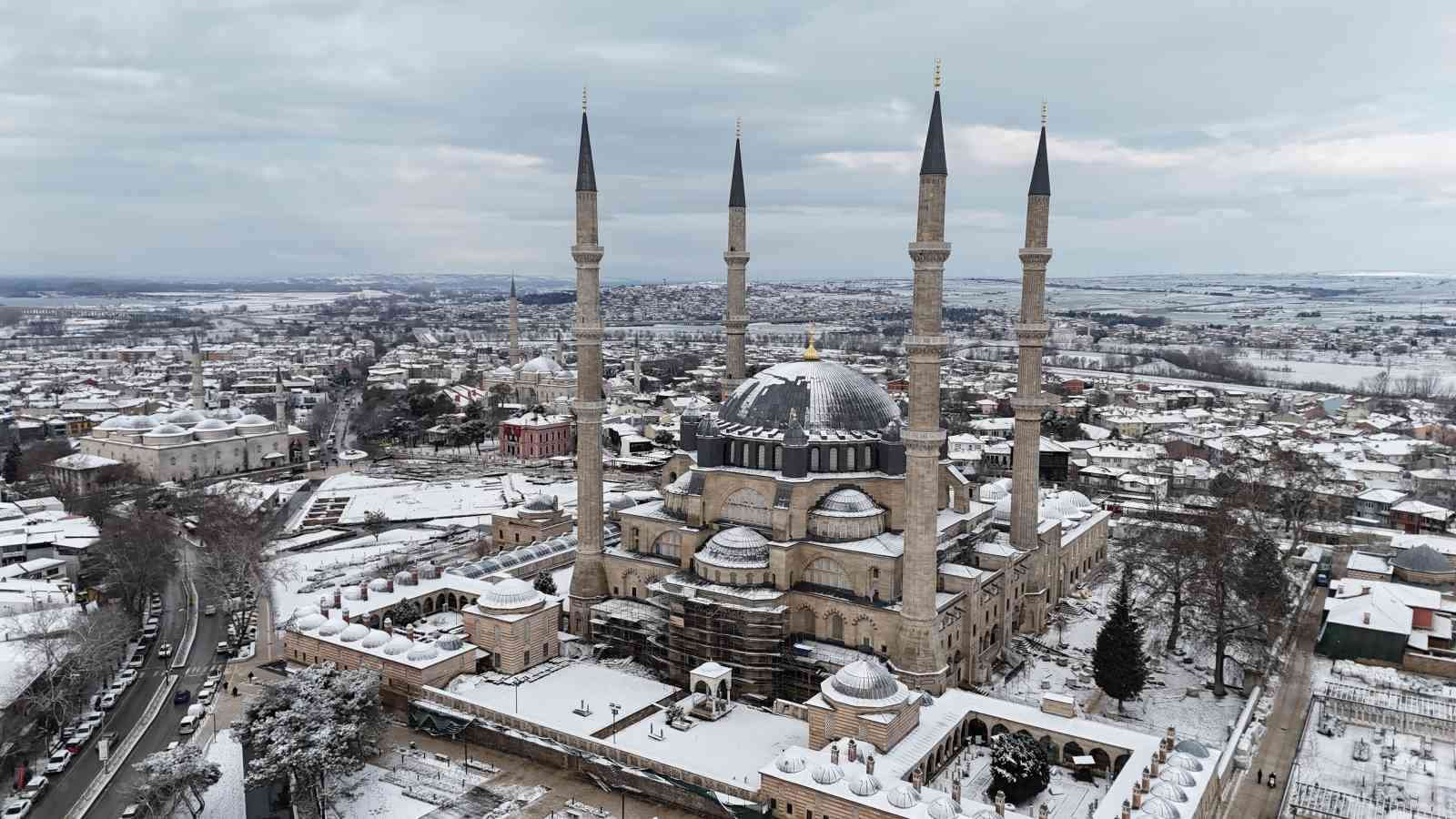 Edirne’de karla kaplı Selimiye Camii’nde kartpostallık görüntüler